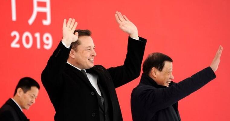 Εκτοξεύονται οι μετοχές της Tesla