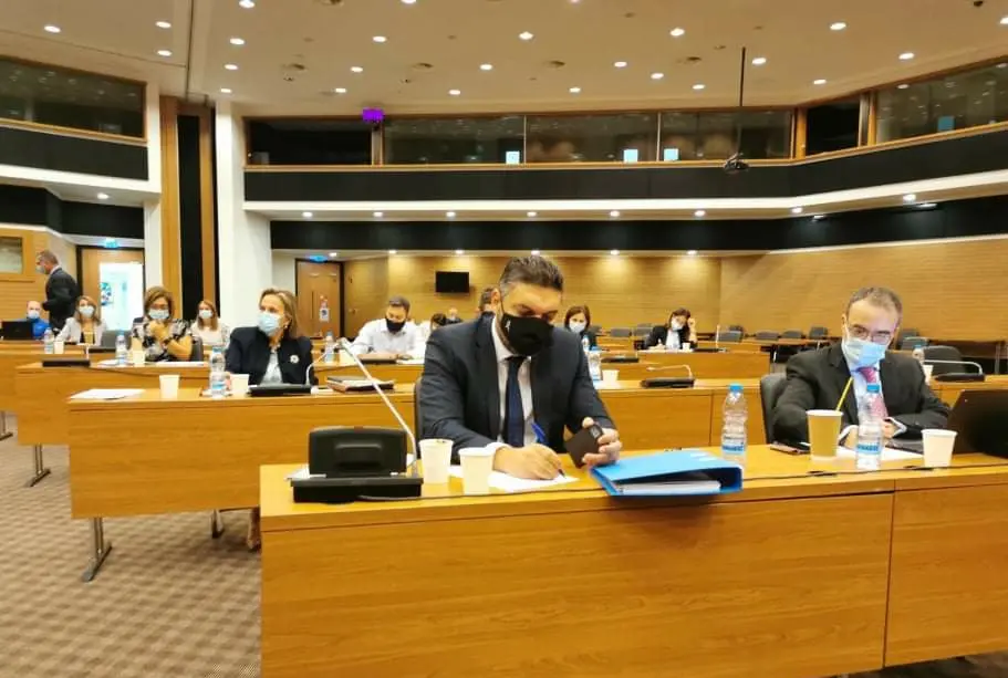 ΥΠΟΙΚ: Αποφεύγουμε το ενδεχόμενο lockdown που θα φέρει τα πάνω κάτω