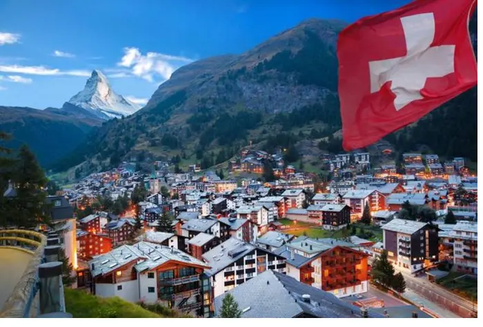 Οι Ελβετοί ψηφίζουν για υποχρεωτική πολιτική θητεία και για κλιματικό φόρο στους πλούσιους