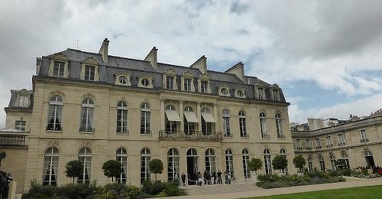 Η Γαλλία σκέφτεται να πουλήσει ακίνητα για να μειώσει το δημόσιο έλλειμμα