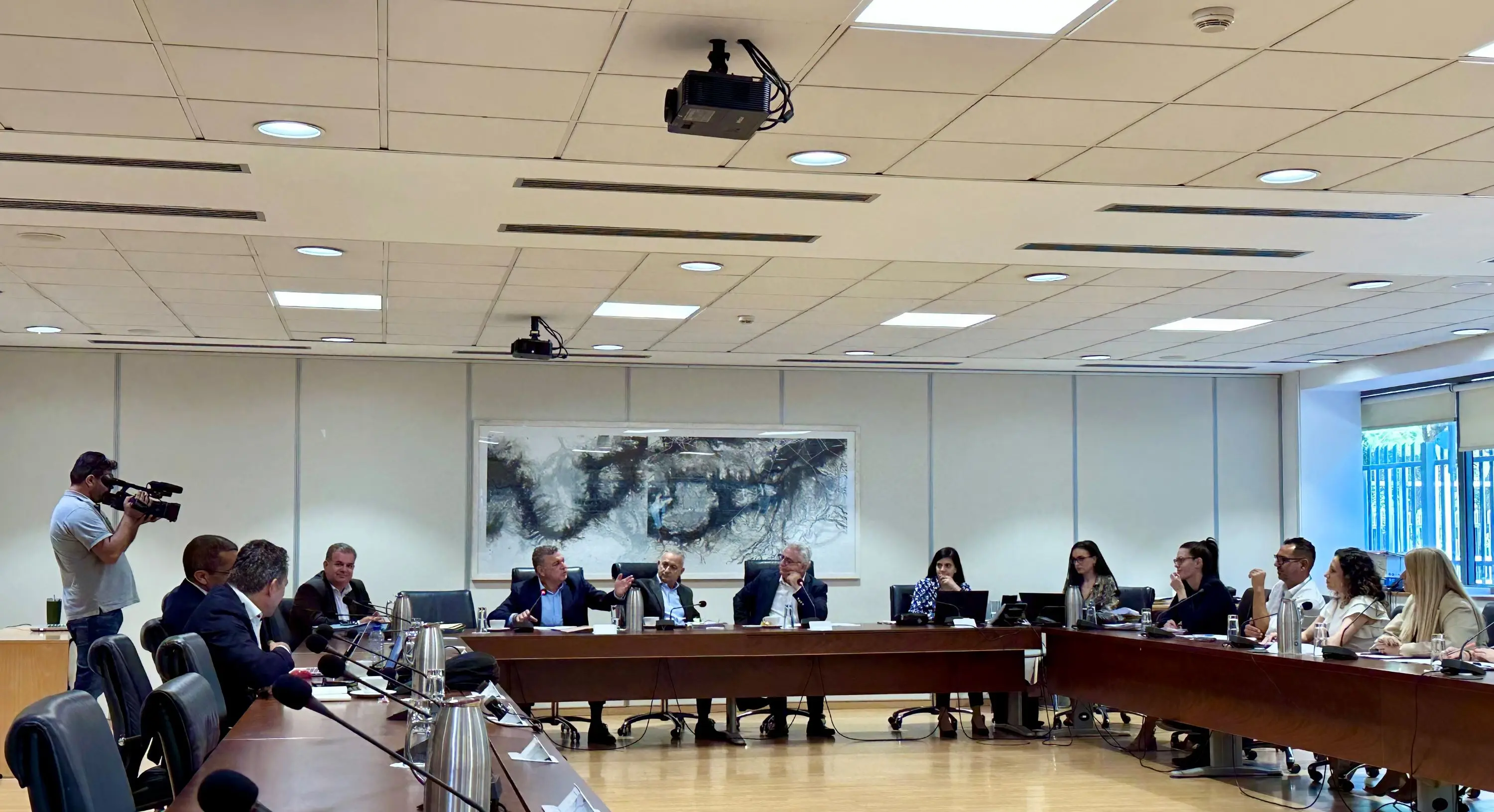 Μελέτη από ΥΠΟΙΚ για αλλαγές στο τέλος εταιρειών – Περιθώριο μερικών μηνών έδωσαν οι βουλευτές