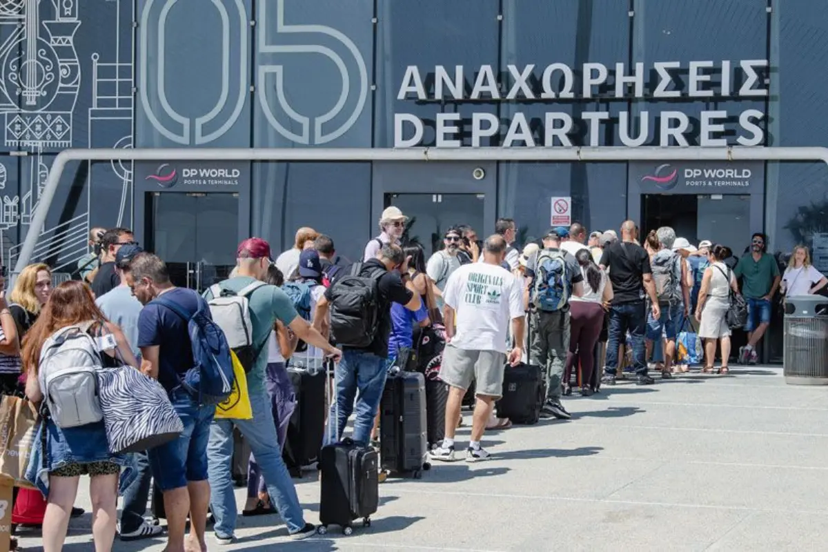 Κύμα μετακινήσεων μέσω Κύπρου - Σε πλήρη αναβρασμό τα αεροδρόμια και τα λιμάνια μας