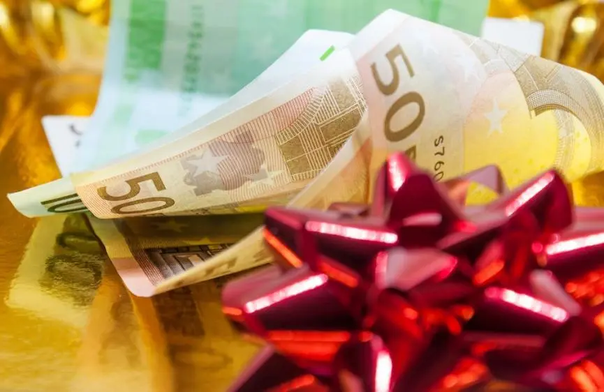 Πέραν των 50.000 δικαιούχων θα λάβουν το Χριστουγεννιάτικο δώρο (vid)