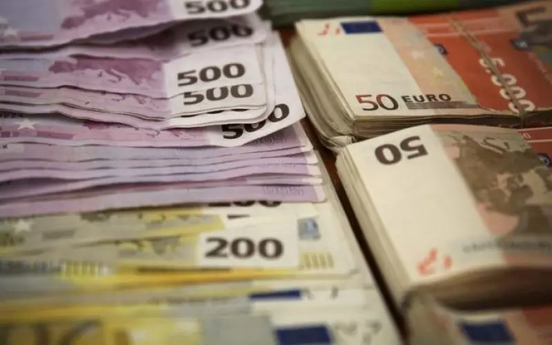 Βουτιά στα επιτόκια καταθέσεων και δανείων προς εταιρείες