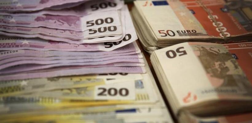 Σε νέο ιστορικό χαμηλό τα επιτόκια για εταιρικές καταθέσεις