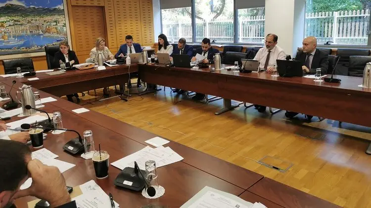 Επ. Οικονομικών: Σύγχυση και αντικρουόμενες απόψεις για πολλαπλές συντάξεις