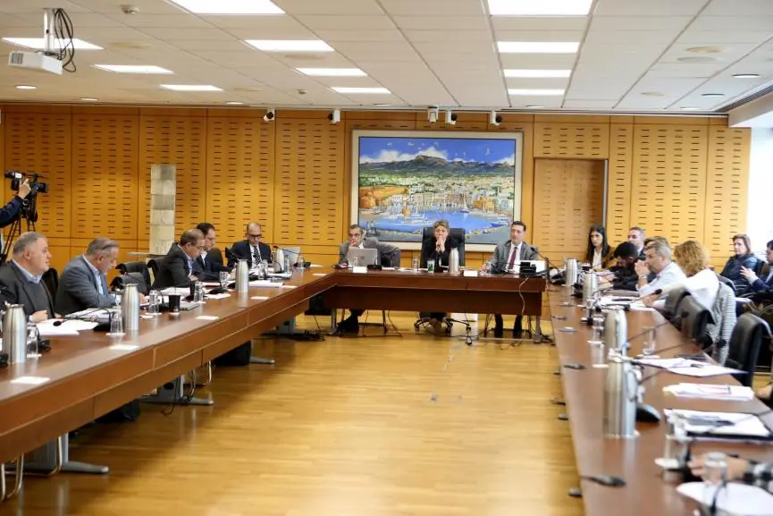 Τι λένε κόμματα και Επιτροπή Οικονομικών για τον προϋπολογισμό