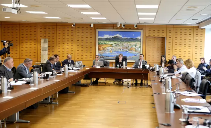 Ξαναπιάνει δουλειά η Επ. Οικονομικών με ΜΕΔ και εκατοντάδες νέες θέσεις εργασίας