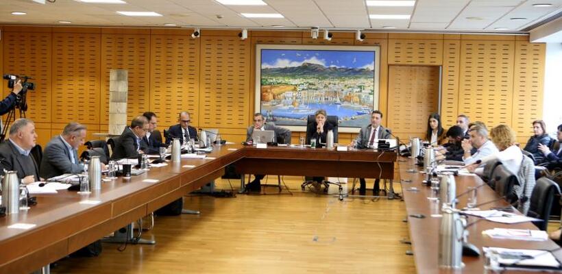 «Αντισυνταγματικότητα» και «τρίτη φορολογία» για το windfall tax στις τράπεζες