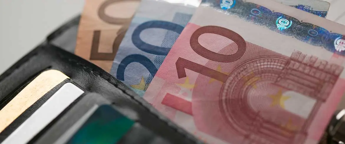 ΥΠΟΙΚ: Αναγκαία η επιβάρυνση του χρέους