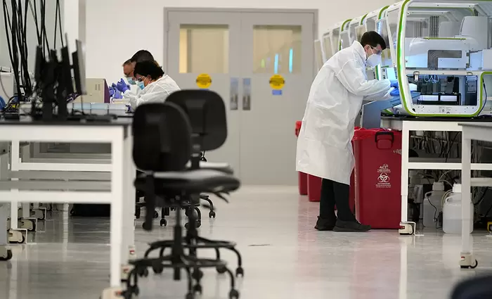 Έρευνα: «Δεν προκαλεί πιο σοβαρή COVID-19 η νέα μετάλλαξη»