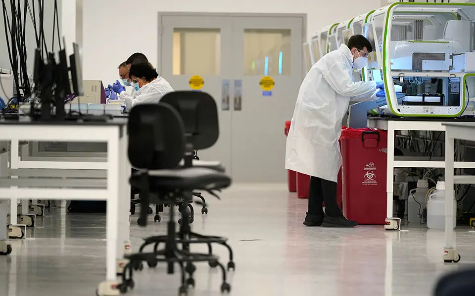 Έρευνα: «Δεν προκαλεί πιο σοβαρή COVID-19 η νέα μετάλλαξη»