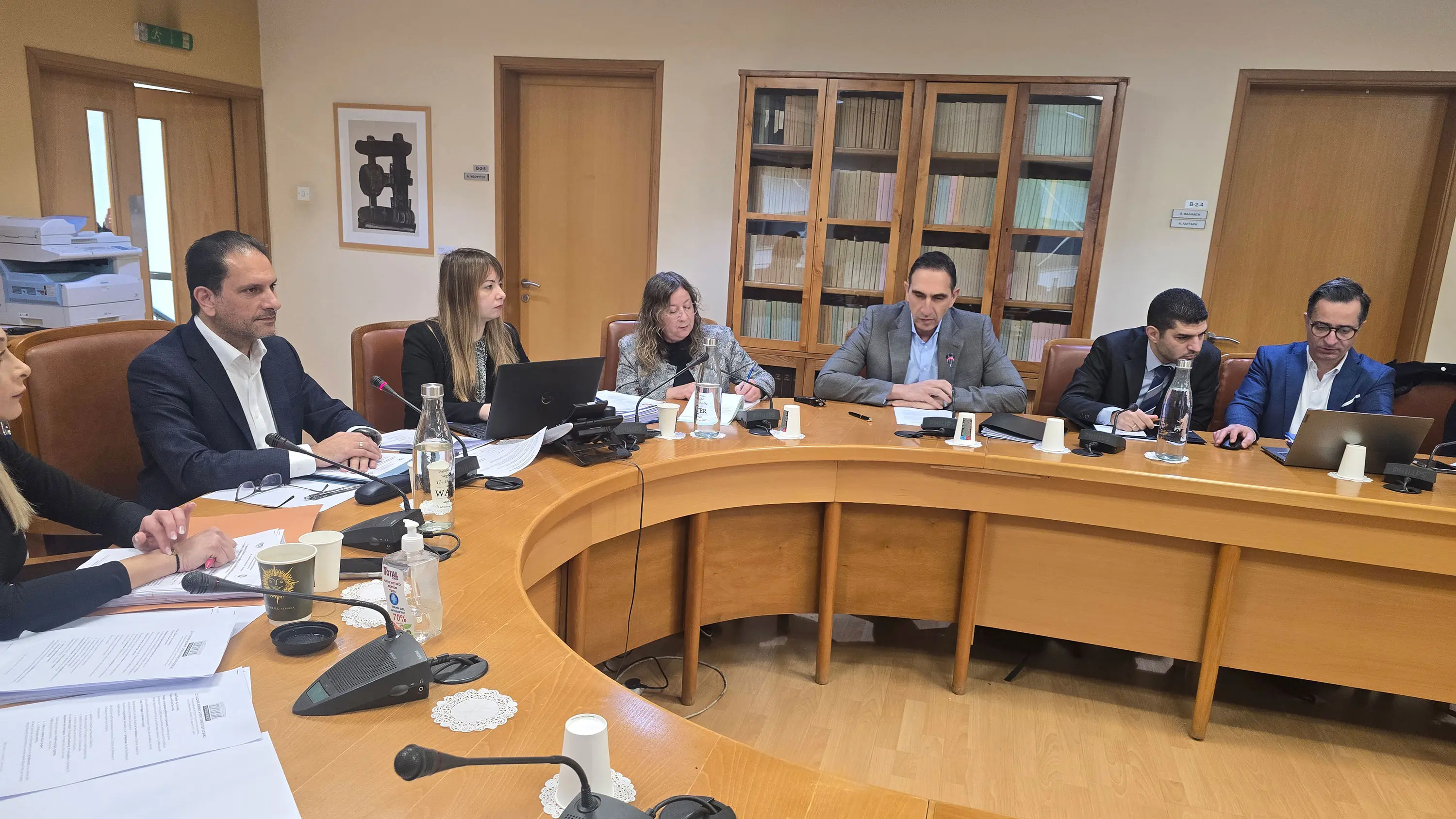 Τα βρίσκουν Βουλή και ΥΠΕΣ για αλλαγές στην απόκτηση ακινήτων από αλλοδαπούς