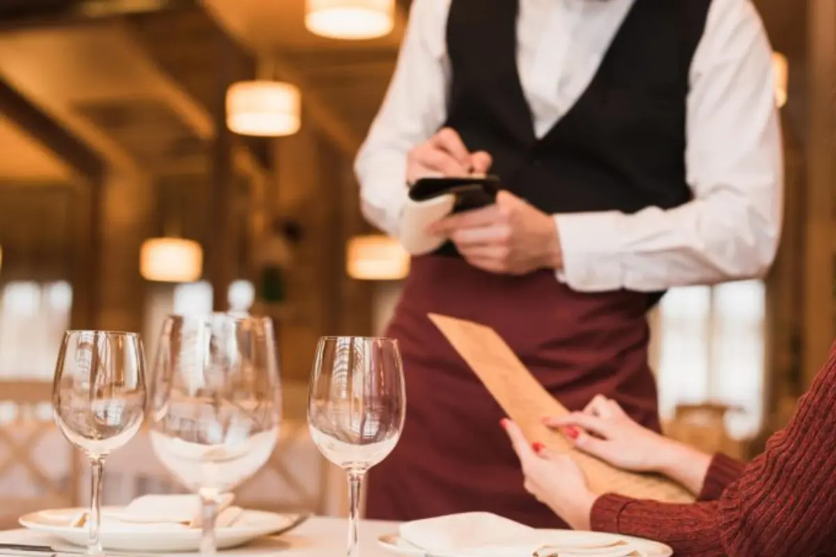 Ξεκινούν επιθεωρήσεις σε ξενοδοχεία και εστιατόρια - Τι ελέγχει το ΤΕΕ