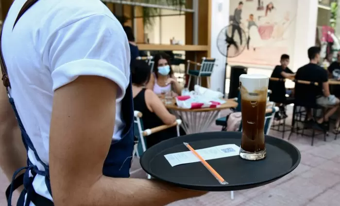 Τι ισχύει για ανεμβολίαστους εργαζόμενους που εξυπηρετούν πελάτες