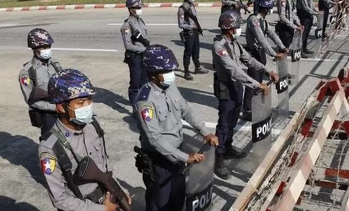 Ουρές στις ATM στην Μιανμάρ μετά την εκδήλωση πραξικοπήματος