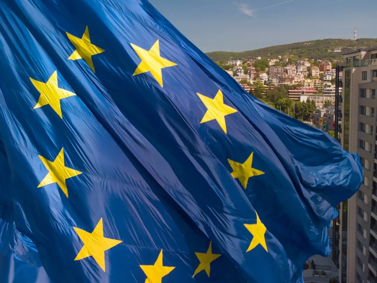 Κομισιόν: Η ΕΕ θα προτείνει αύξηση αμυντικών δαπανών για να γλιτώσει τον εμπορικό πόλεμο του Τραμπ