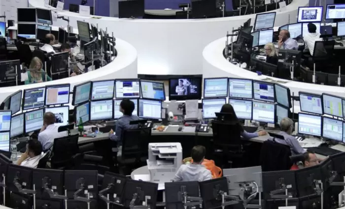 Πέφτουν οι ευρωπαϊκές μετοχές