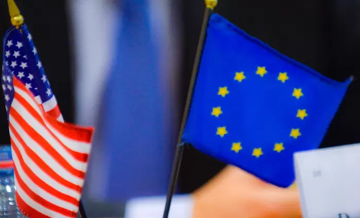 Ευρωκοινοβούλιο: Ρήτρες ασφαλείας στην εμπορική συμφωνία ΕΕ – ΗΠΑ