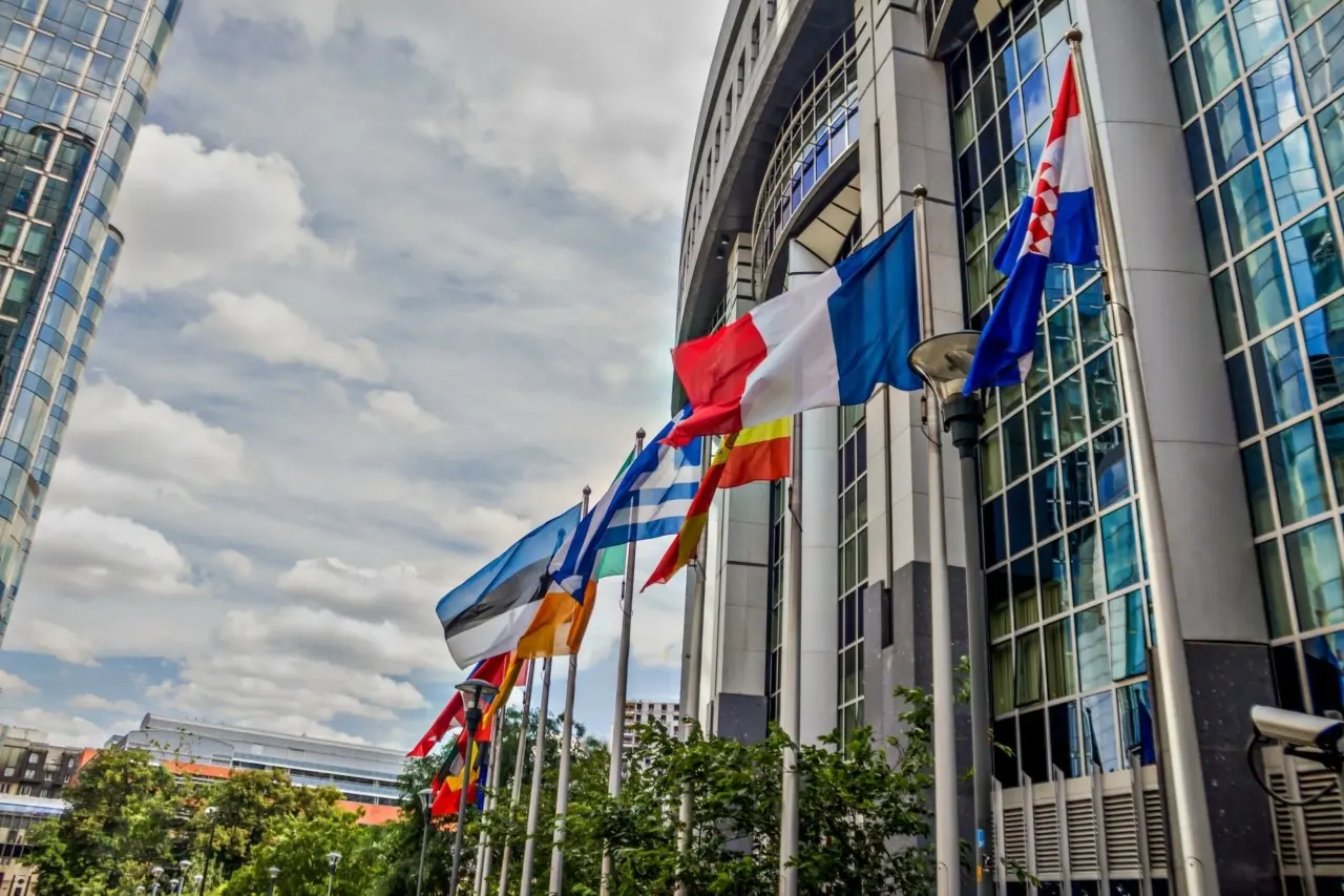 Politico: Η ομιλία της φον ντερ Λάιεν θα αναδείξει τη διχόνοια στην ευρωπαϊκή ολομέλεια