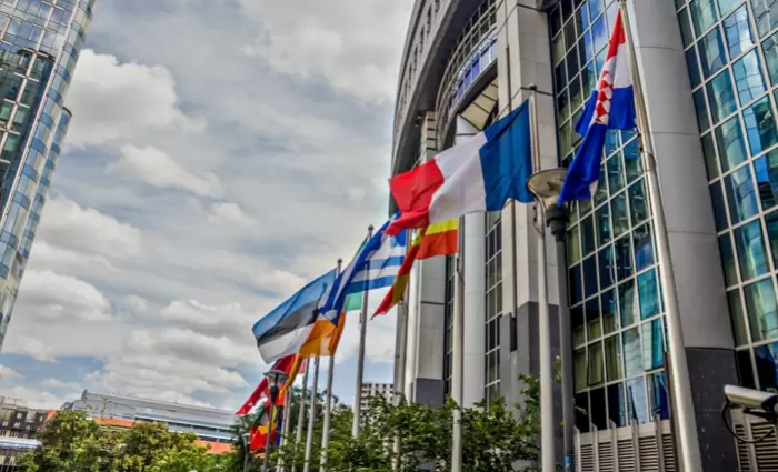 Politico: Η ομιλία της φον ντερ Λάιεν θα αναδείξει τη διχόνοια στην ευρωπαϊκή ολομέλεια