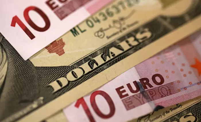 Οριακή ενίσχυση του ευρώ έναντι του δολαρίου