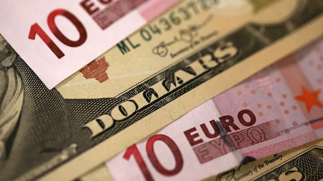 Οριακή ενίσχυση του ευρώ έναντι του δολαρίου