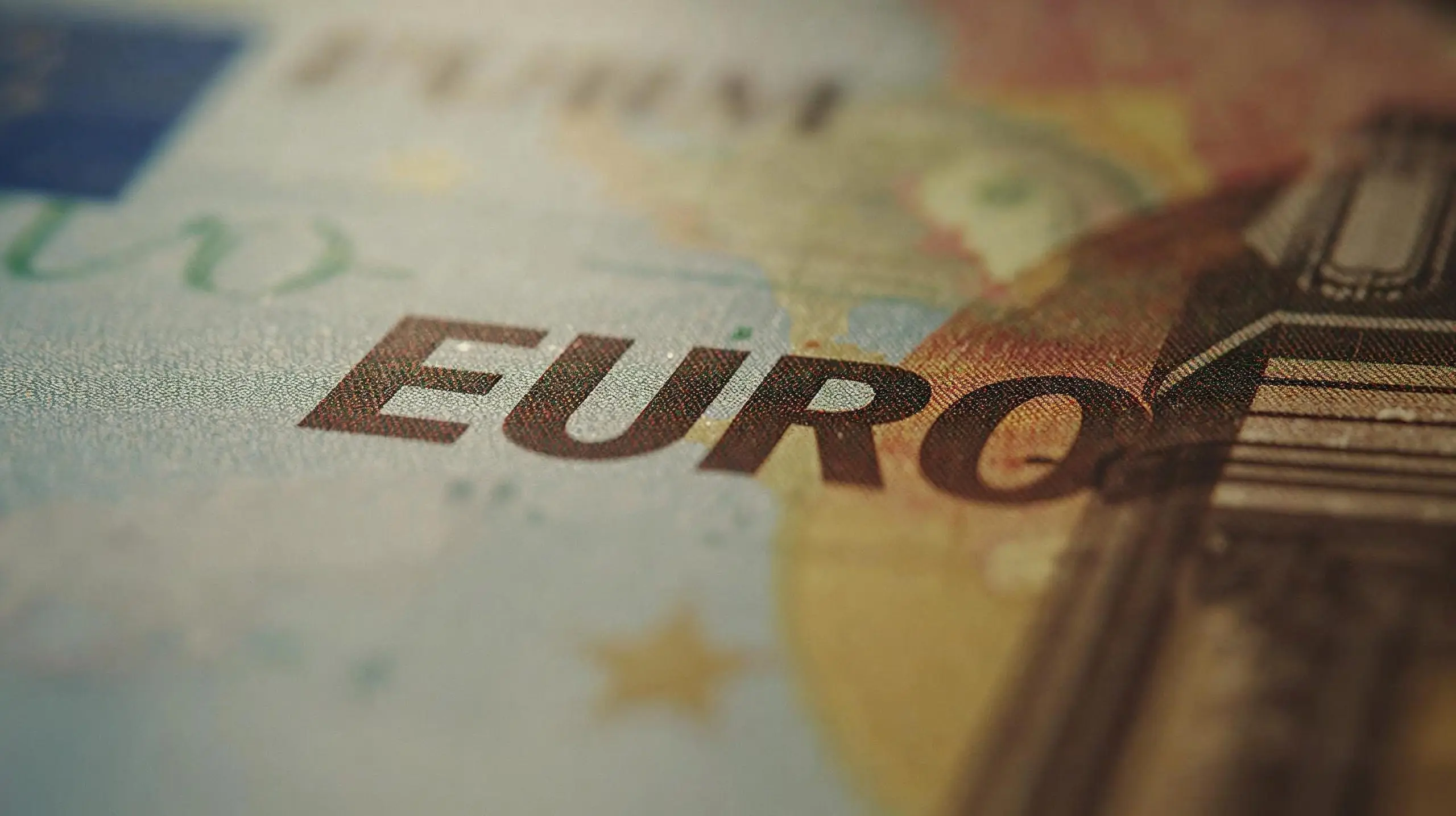 Η αβεβαιότητα στη Γαλλία «φρενάρει» την ανοδική πορεία του ευρώ