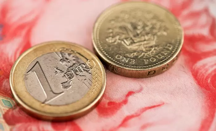 Υποχωρεί το Ευρώ - Πιο χαμηλά η στερλίνα