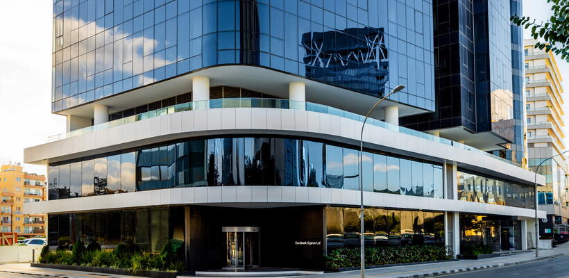 H Eurobank Κύπρου μειώνει τα επιτόκια για συνεπείς πελάτες στεγαστικών δανείων