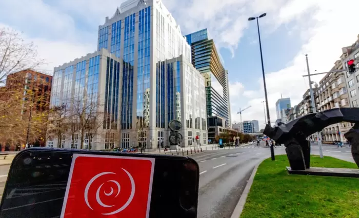 ΕΕ: «Στενό μαρκάρισμα» φον ντερ Λάιεν - Μερτς στον ντε Βέβερ για τα ρωσικά assets