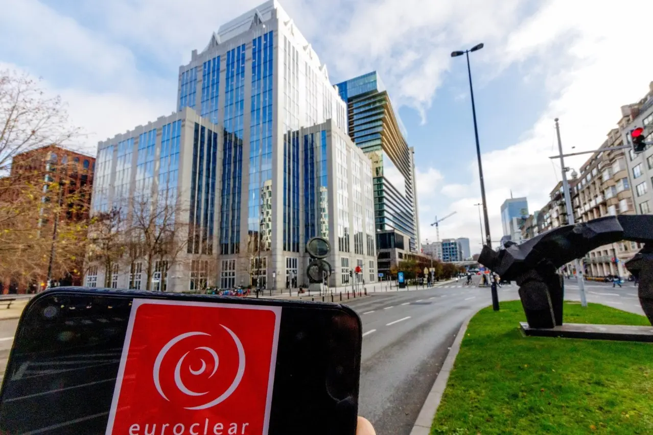 ΕΕ: «Στενό μαρκάρισμα» φον ντερ Λάιεν - Μερτς στον ντε Βέβερ για τα ρωσικά assets