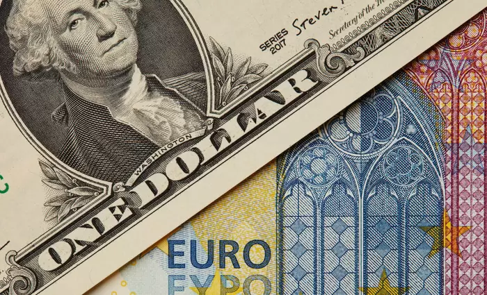 Μπορεί το ευρώ να πάρει τα σκήπτρα από το δολάριο; Γιατί ο παράγοντας Τραμπ δεν είναι αρκετός