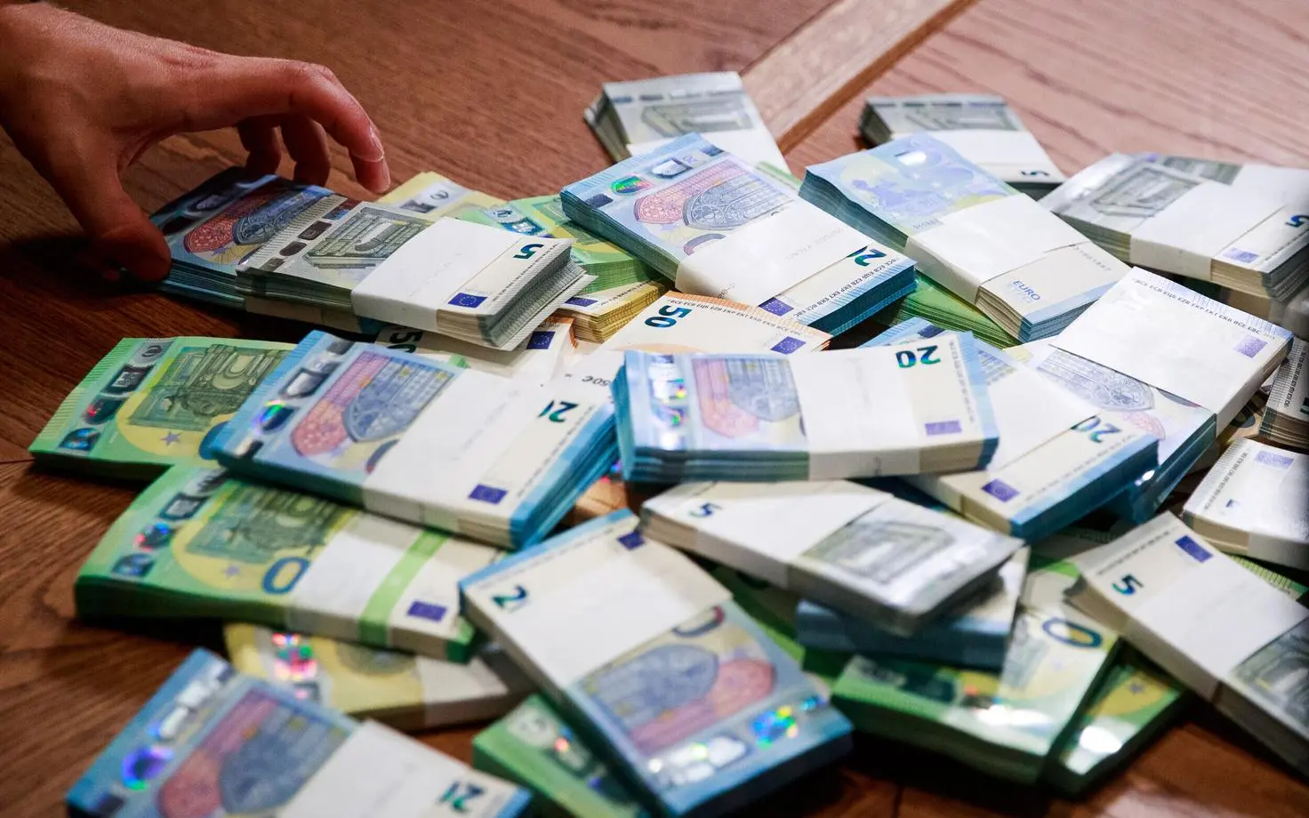 Πώς η πολιτική Τραμπ κόβει τα δάνεια στην Ευρώπη