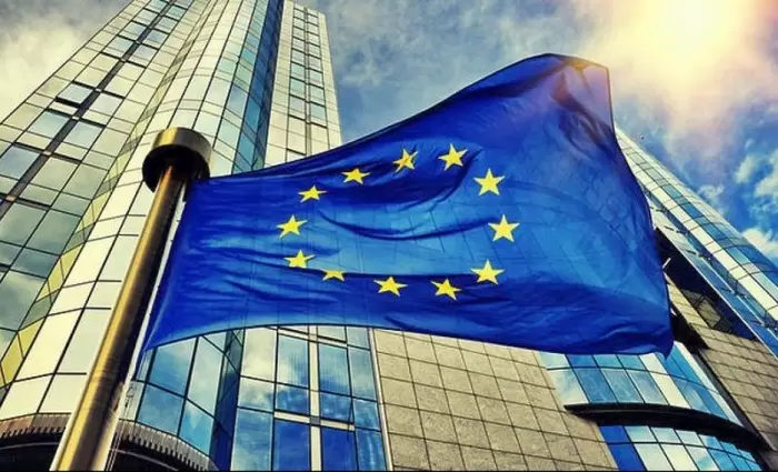 Στρέφει το βλέμμα σε πανδημία και ακρίβεια η Κομισιόν