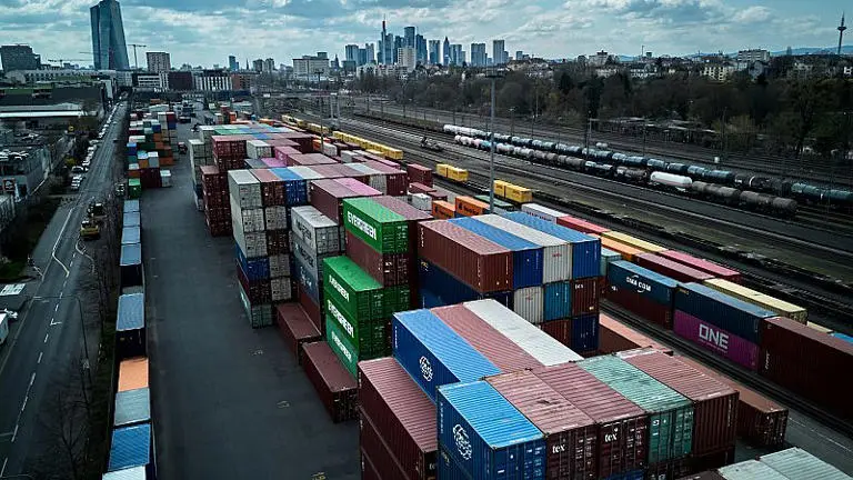 Χαμηλώνουν οι προβλέψεις για την ανάπτυξη της ευρωζώνης μετά τους δασμούς των ΗΠΑ