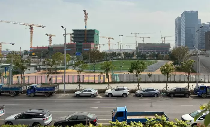 Evergrande: Κατρακυλά και δεν εγγυάται τις αποπληρωμές του χρέους της