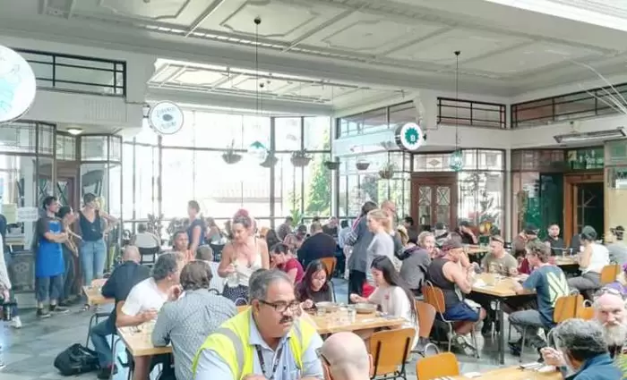 Άστεγοι και τραπεζίτες τρώνε στο ίδιο τραπέζι