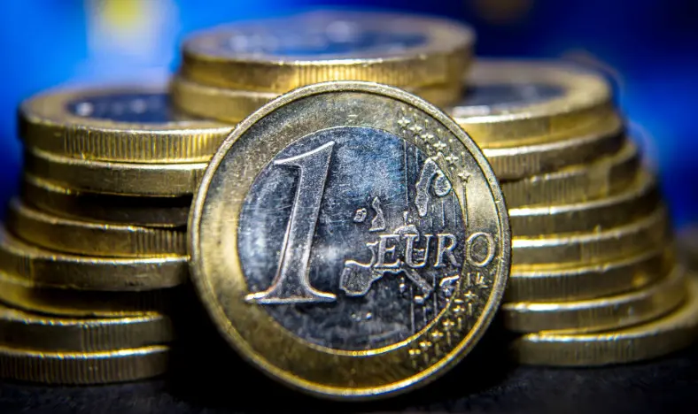 Το ευρώ υποχωρεί 0,09%, στα 1,1098 δολάρια