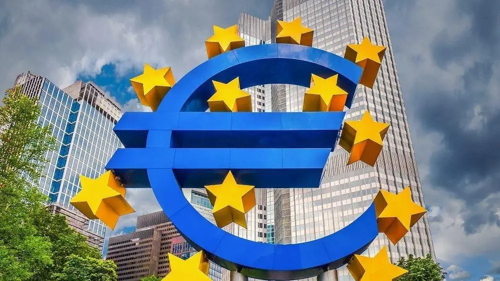 Ευρωζώνη: «Κόβουν» δαπάνες οι καταναλωτές λόγω της ακρίβειας