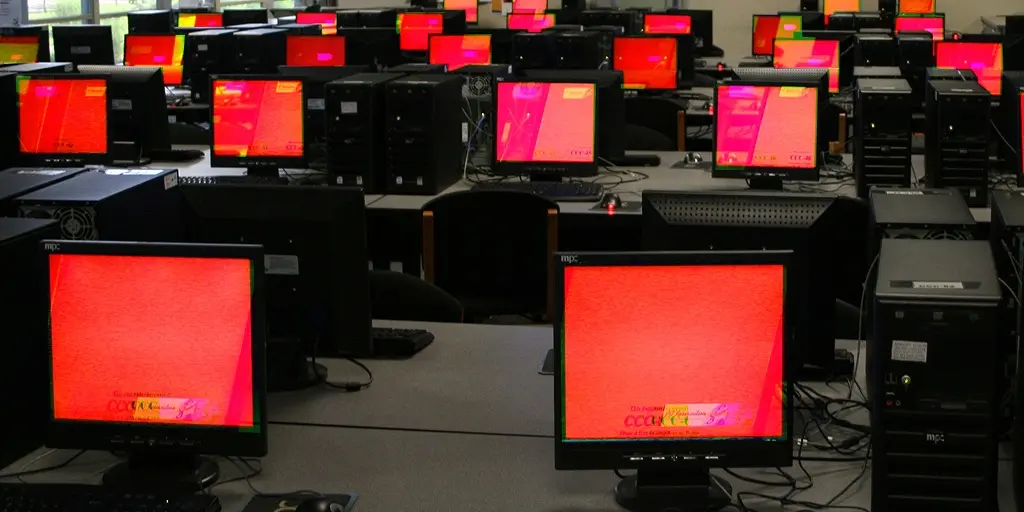 Η Κίνα «πετάει έξω» τους αμερικανικούς υπολογιστές