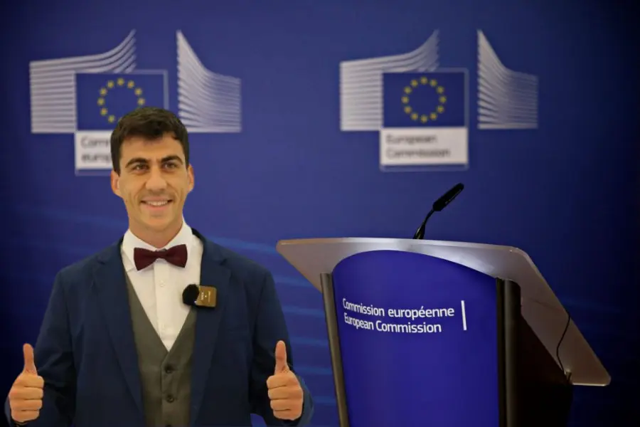 1 στους 5 Κύπριους βγάζει τη γλώσσα στο πολιτικό σύστημα