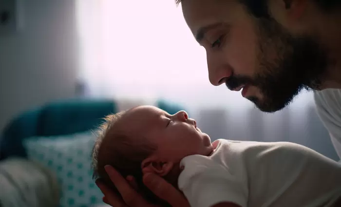 Νέους τρόπους να άρει την αδικία για το επίδομα πατρότητας αναζητά η Βουλή