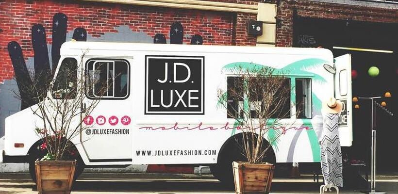 Κινητή καντίνα αντί για σάντουιτς πουλάει ρούχα