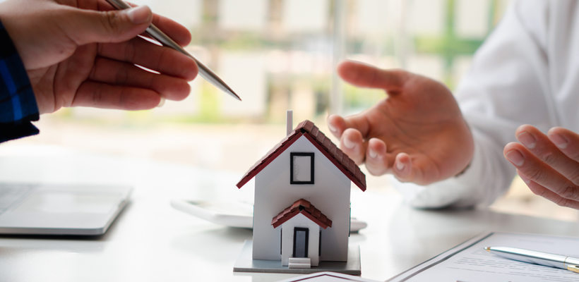 Πώς το νέο σχέδιο για ΜΕΔ της Themis διαμορφώνει το τοπίο της αναδιάρθρωσης δανείων στο νησί