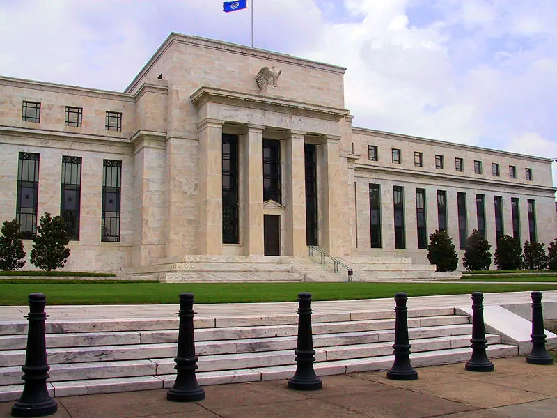 Μείωσε εκ νέου τα επιτόκια δανεισμού η Fed