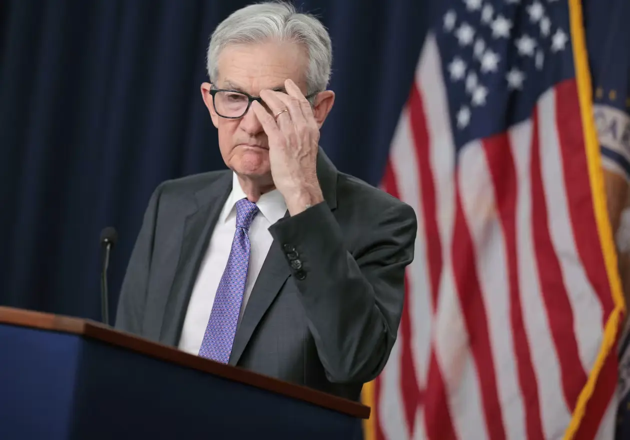 Fed: «Φρένο» στις μειώσεις επιτόκιων αναμένουν οι αναλυτές – Εντείνεται η πολιτική καταιγίδα γύρω από τον Πάουελ