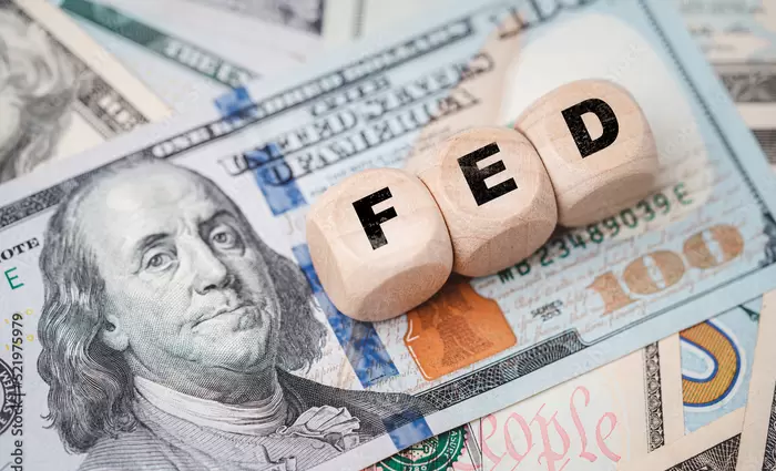 Σε στάση αναμονής η Fed: Ήπιος πληθωρισμός, αβέβαιη η επίδραση των δασμών Τραμπ