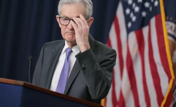 Fed: «Φρένο» στις μειώσεις επιτόκιων αναμένουν οι αναλυτές – Εντείνεται η πολιτική καταιγίδα γύρω από τον Πάουελ