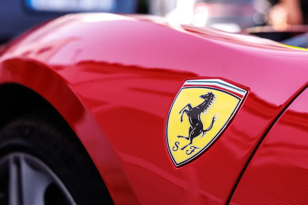 Ferrari: Βουτιά 13% για τη μετοχή μετά τη μείωση των στόχων για τα ηλεκτρικά